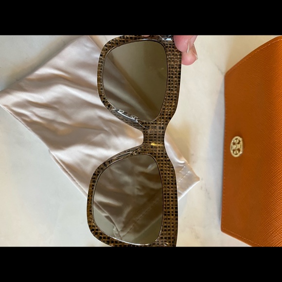 Tory Burch Sunglasses Black Crystal on Raffia w/ Smoke Gradient - Picture 6 of 8